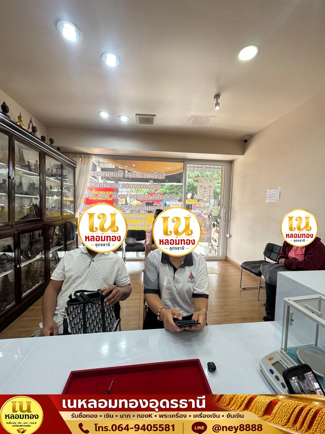 บรรยากาศในร้านที่ลูกค้าเดินทางเข้ามาขายครับ